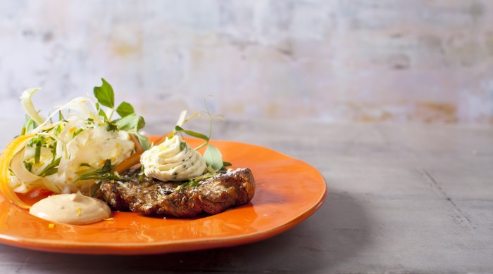 Grillede nakkekoteletter med fennikelsalat